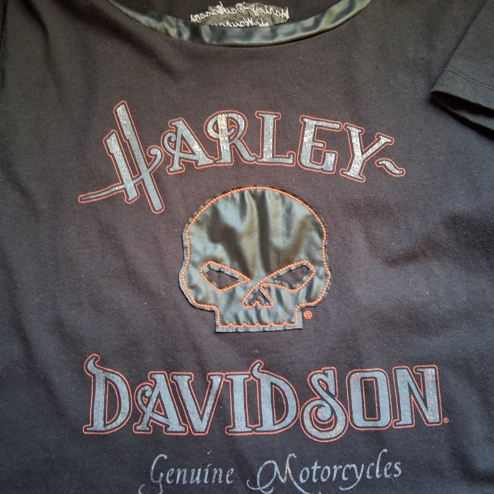 Womand XL Harley-Davidson Black Tee with Skull Design. Faux Leather Skull
